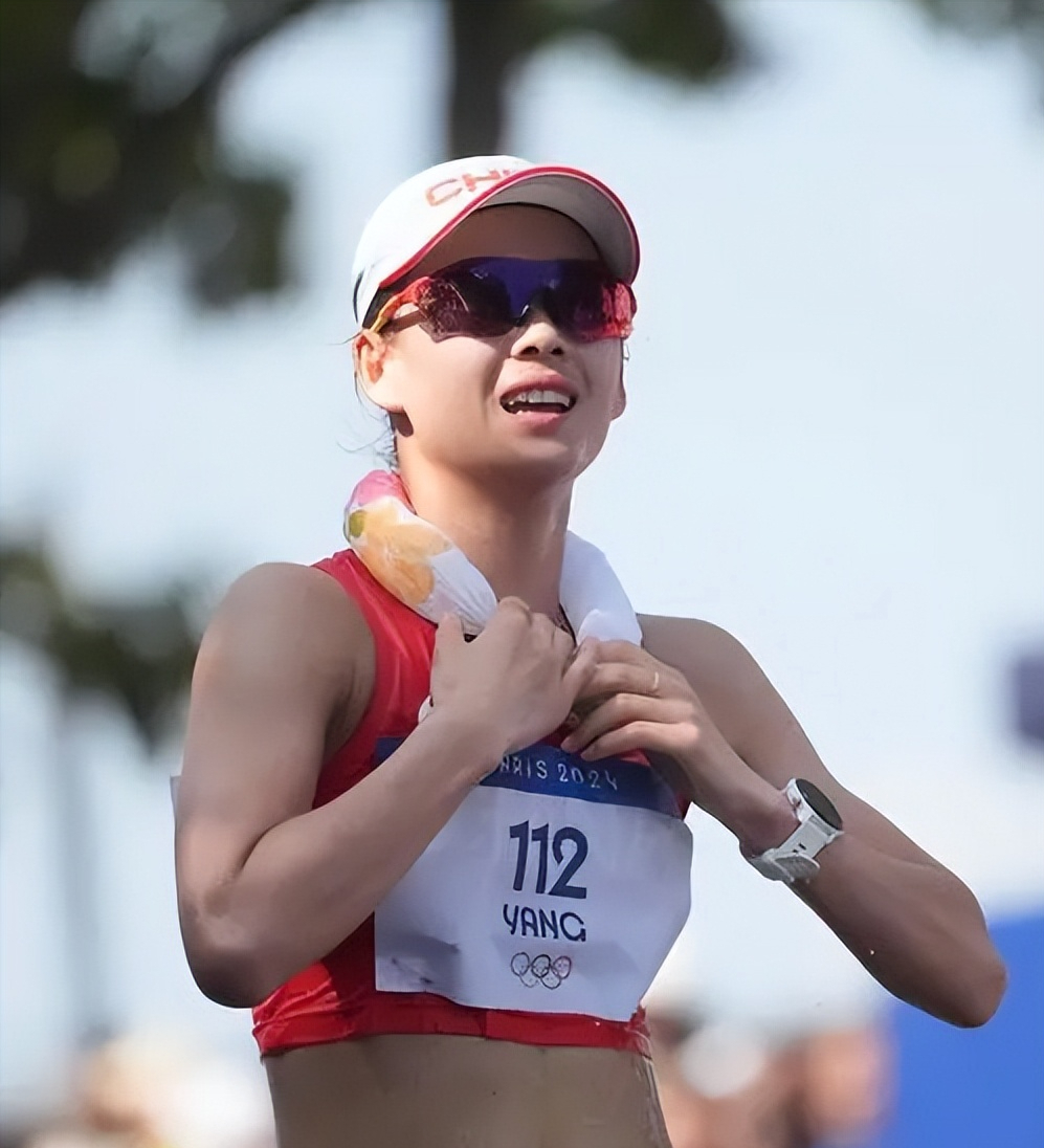 笑不活了!杨家玉20公里竞走比赛夺冠,法国裁判竞抢国旗给她庆祝