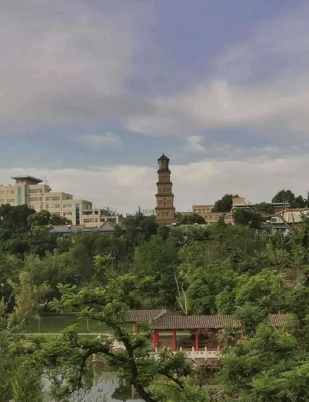 临汾铁佛寺,又称大云禅寺,位于临汾市尧都区鼓楼南大街西侧,毗邻原