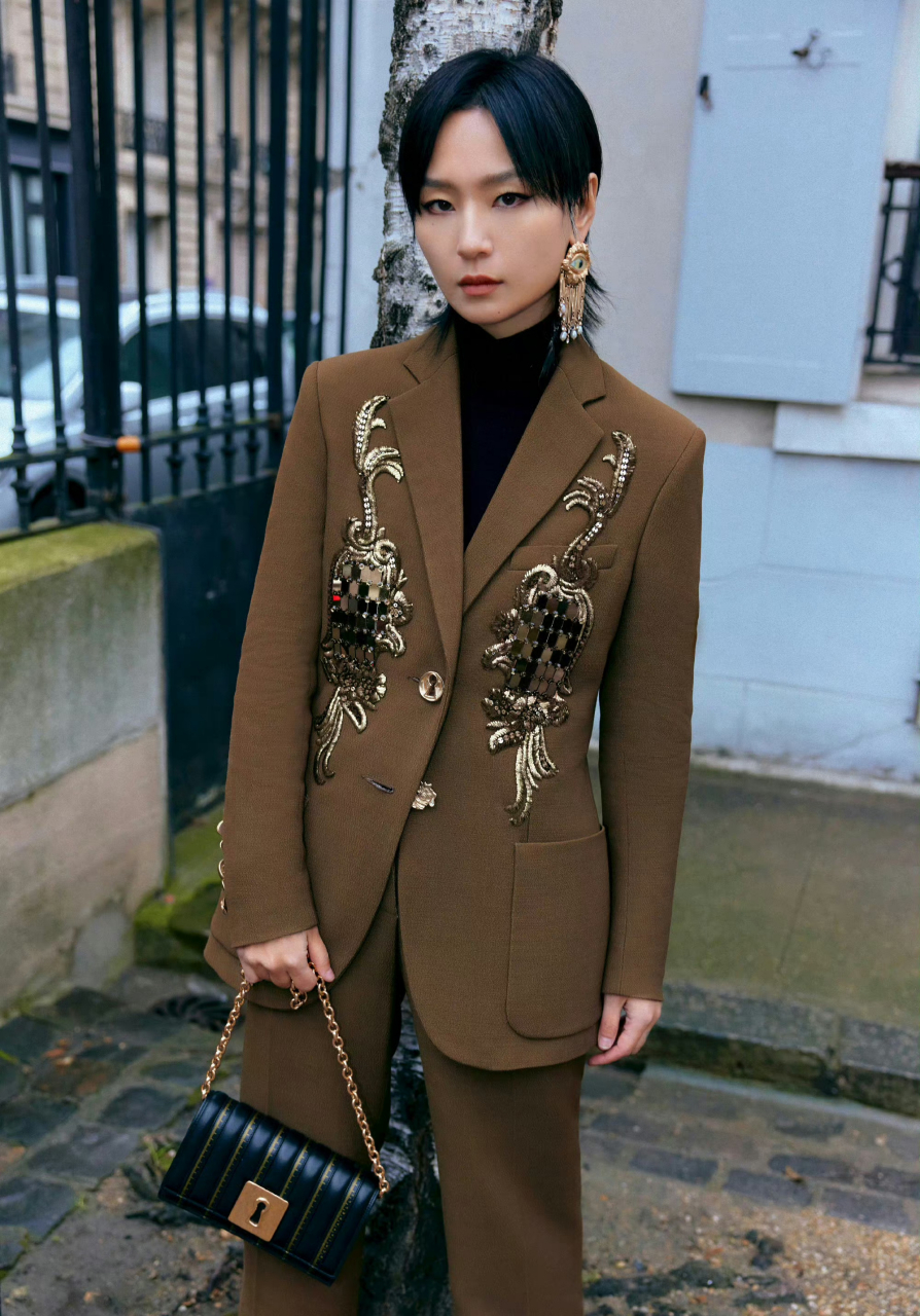 周笔畅的棕色西服.