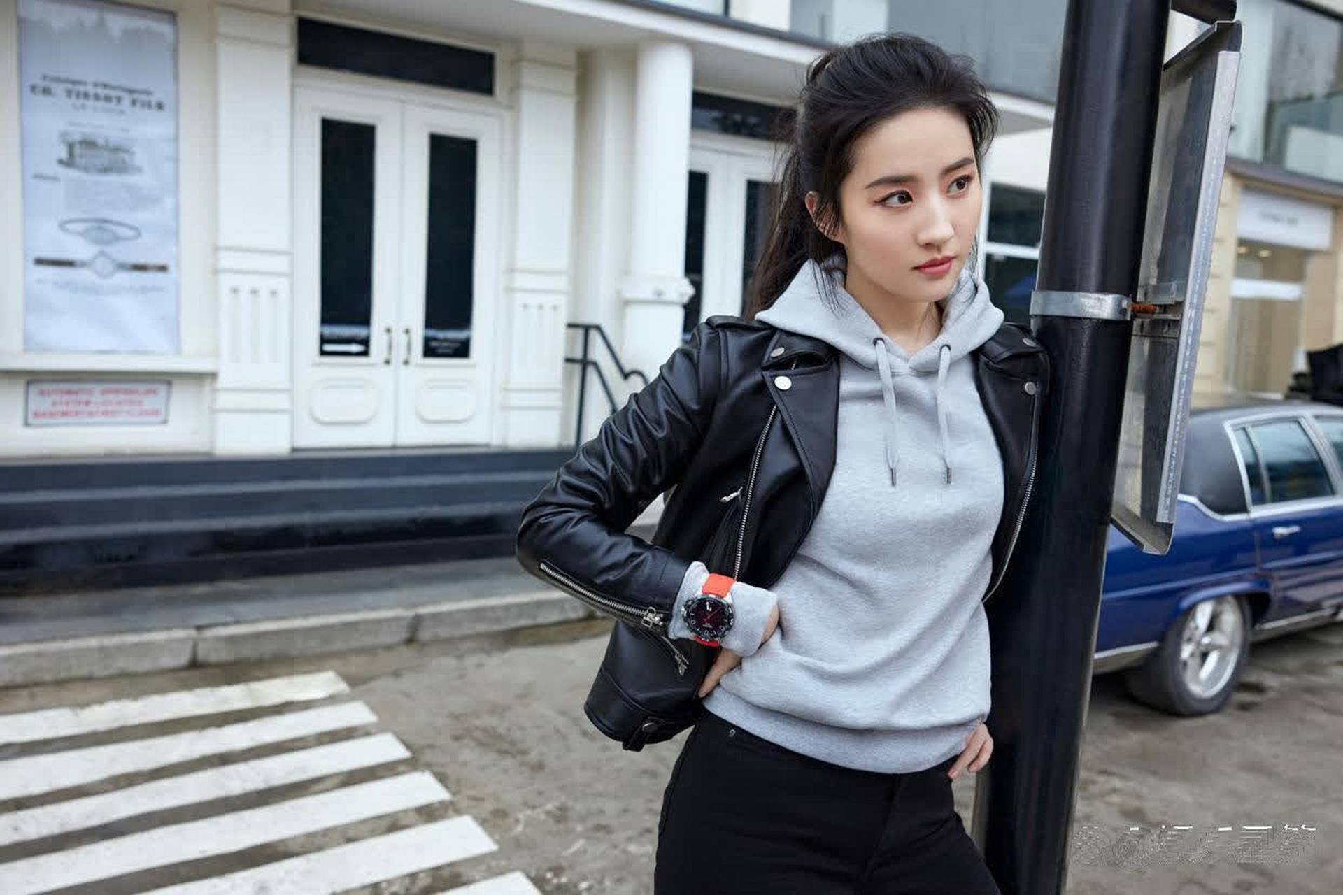 刘亦菲穿机车皮衣叠加卫衣写真