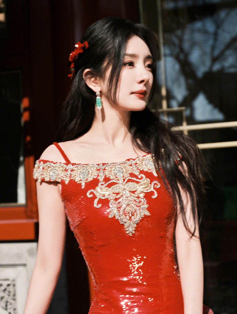 杨幂,红色吊带长裙,古典优雅!