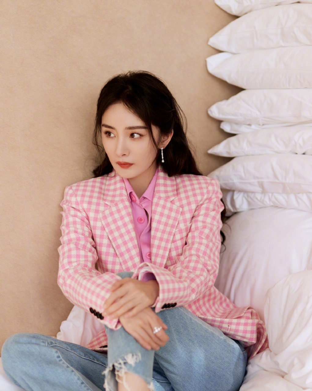杨幂,粉色格子西服搭配牛仔裤,白色高跟鞋更显气质!
