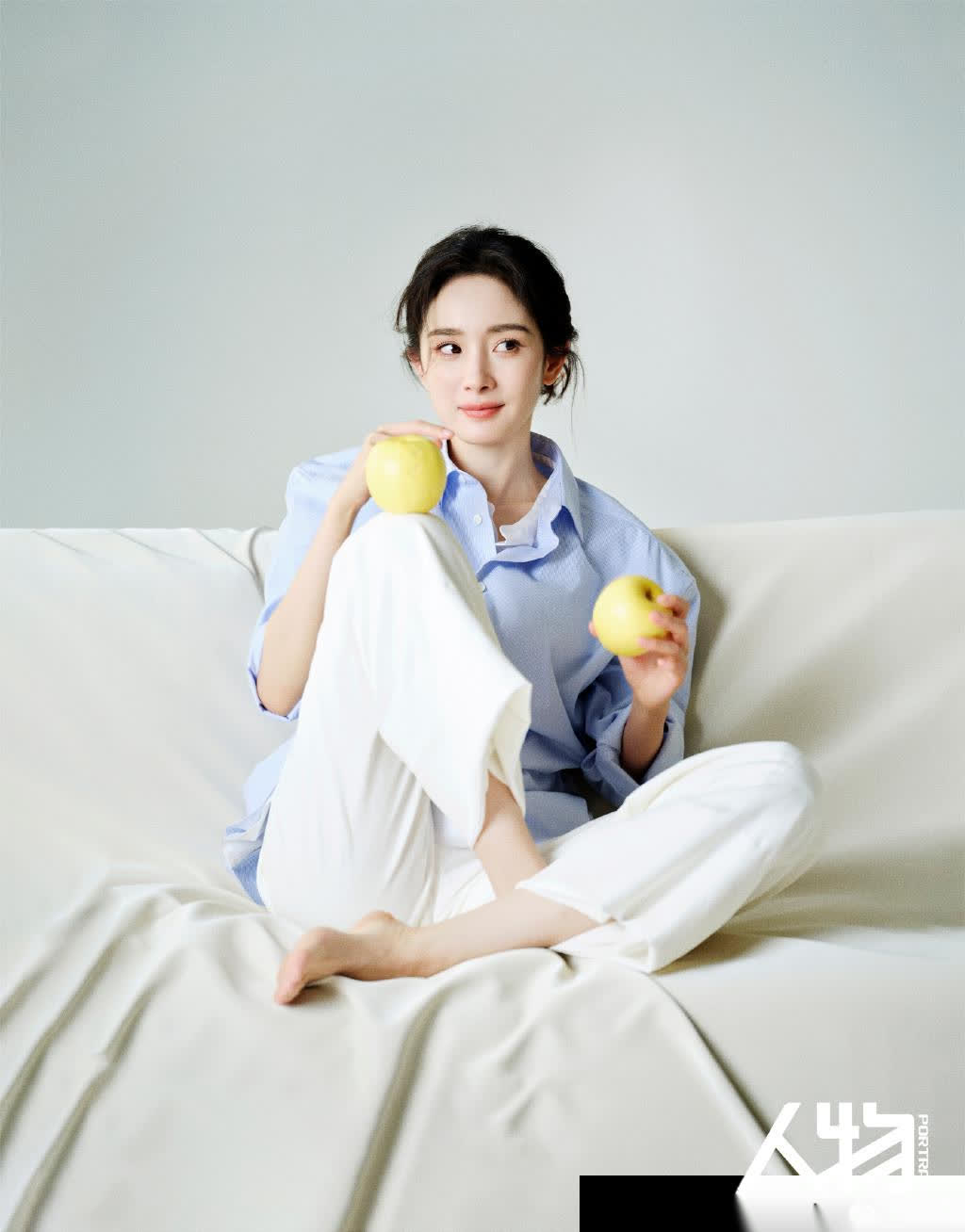 杨幂光足大长腿,脚丫如玉,令人陶醉.