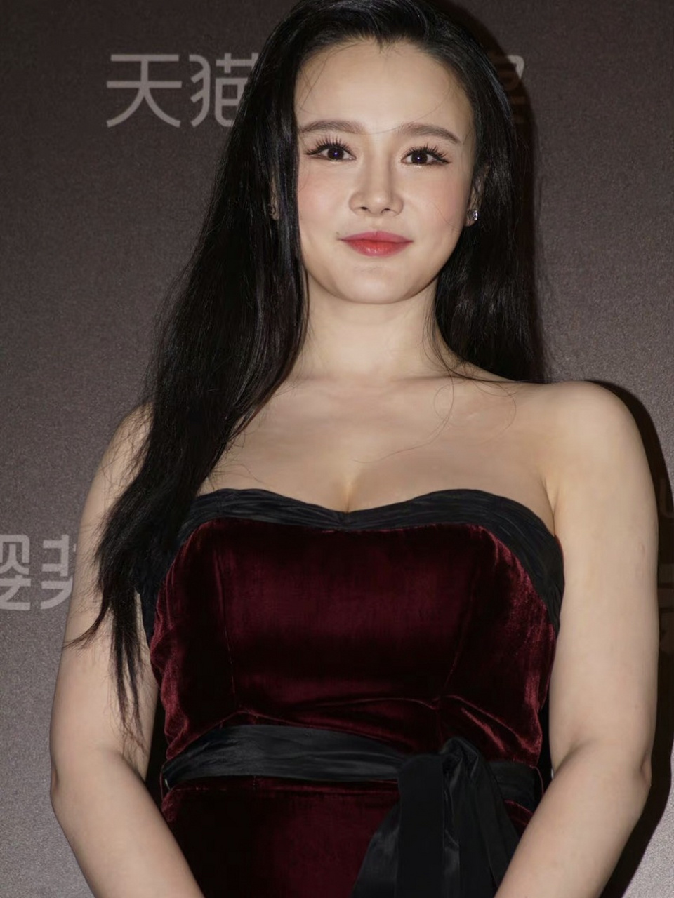 央视财经频道主持人冉莹颖