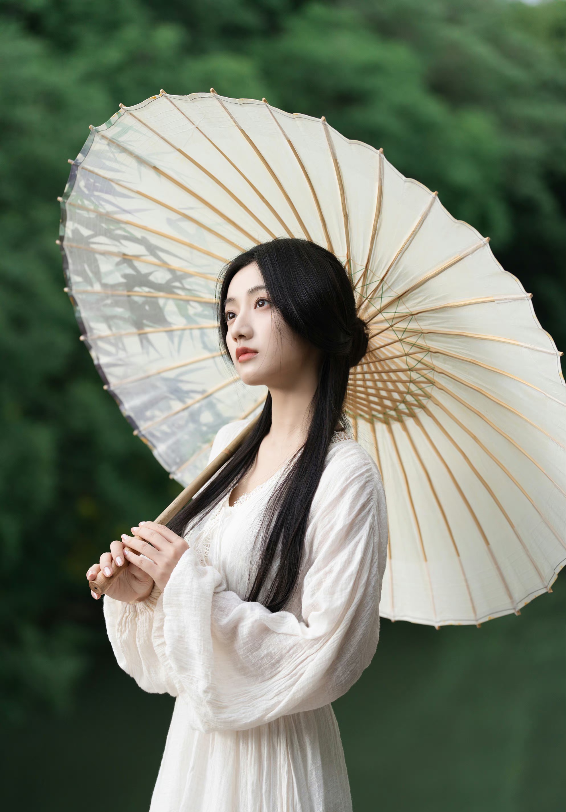 黄羿,白色长袖连衣裙,撑个油纸伞格外优雅!