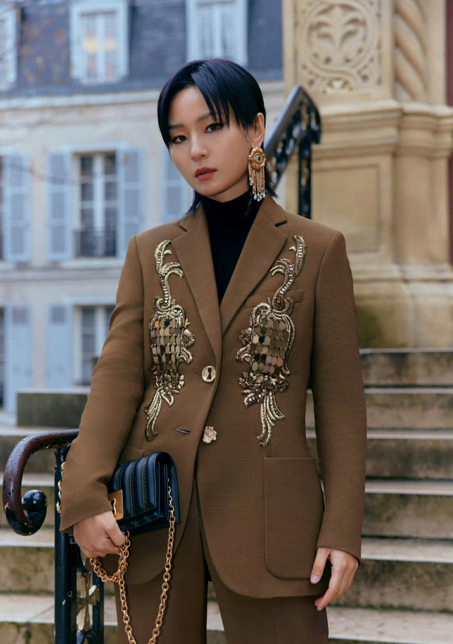 周笔畅的棕色西服.