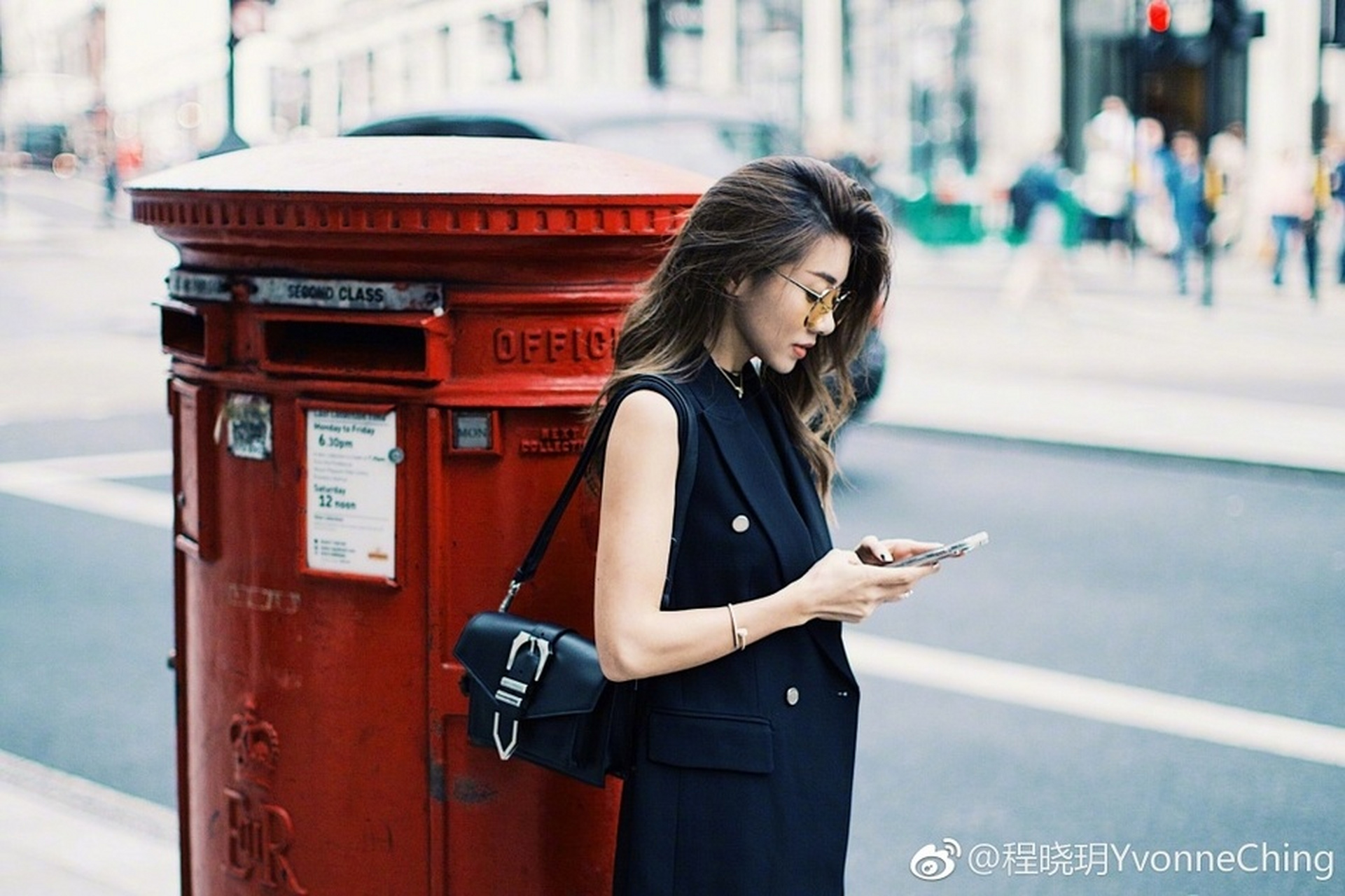 郑恺女友程晓玥伦敦街头秀美腿尽显名媛气质