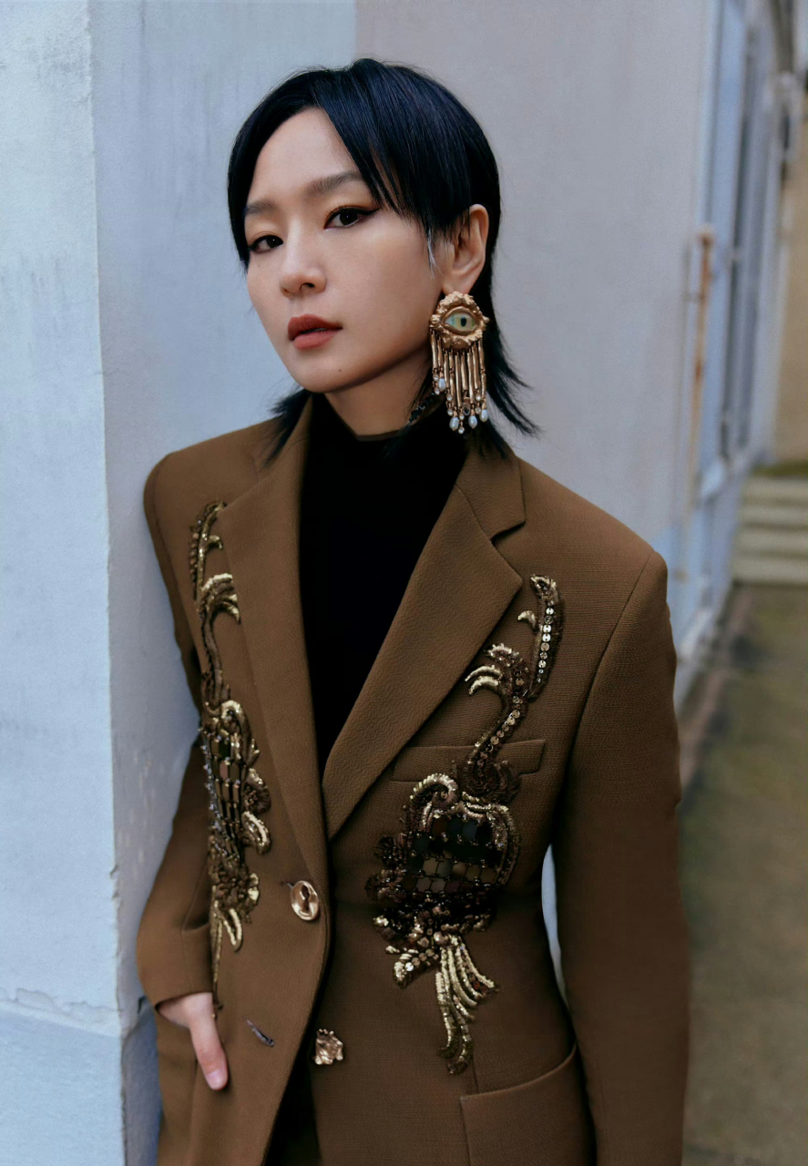 周笔畅的棕色西服.