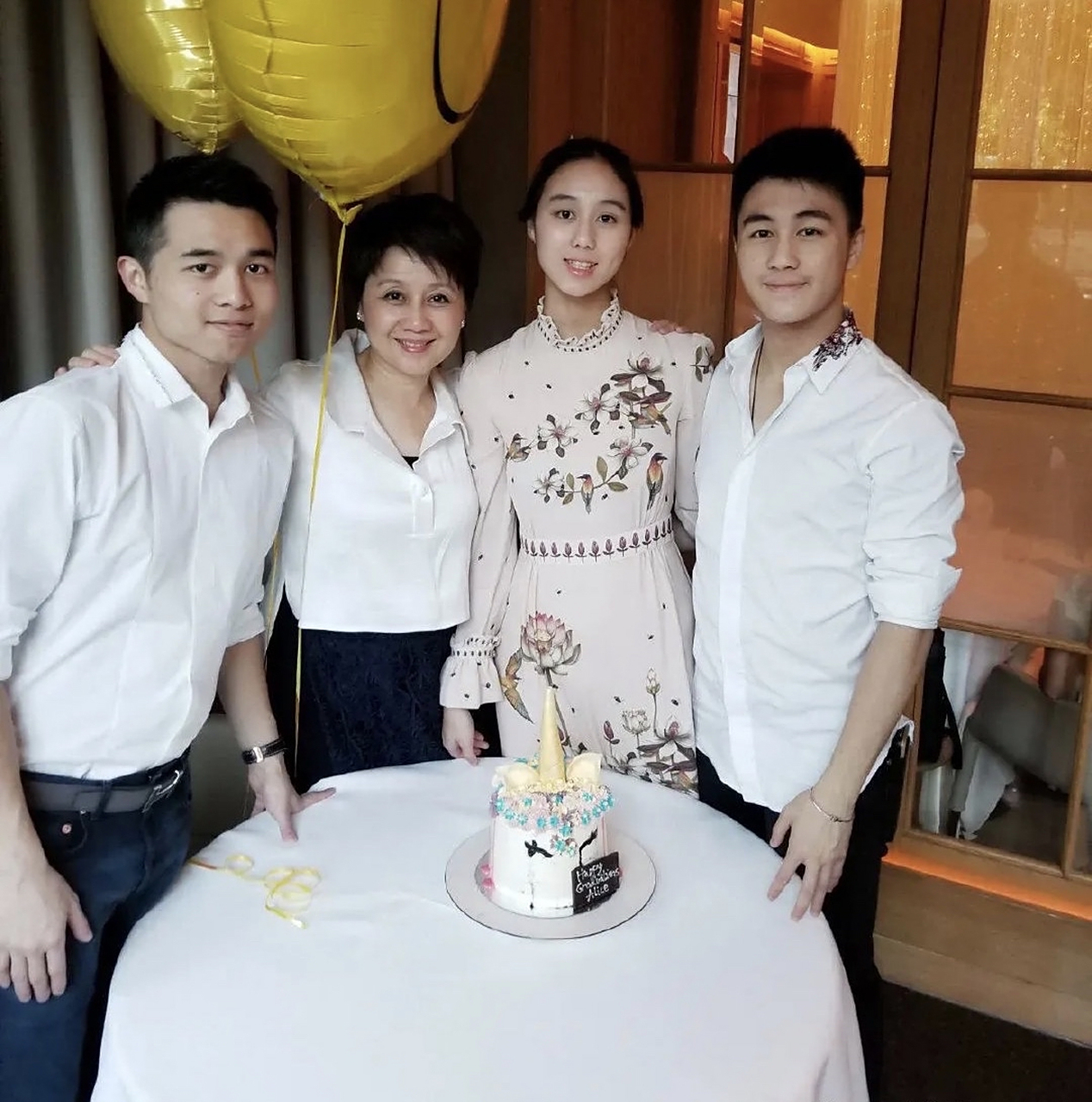 赌王四太的两个女儿都不及她有魅力.