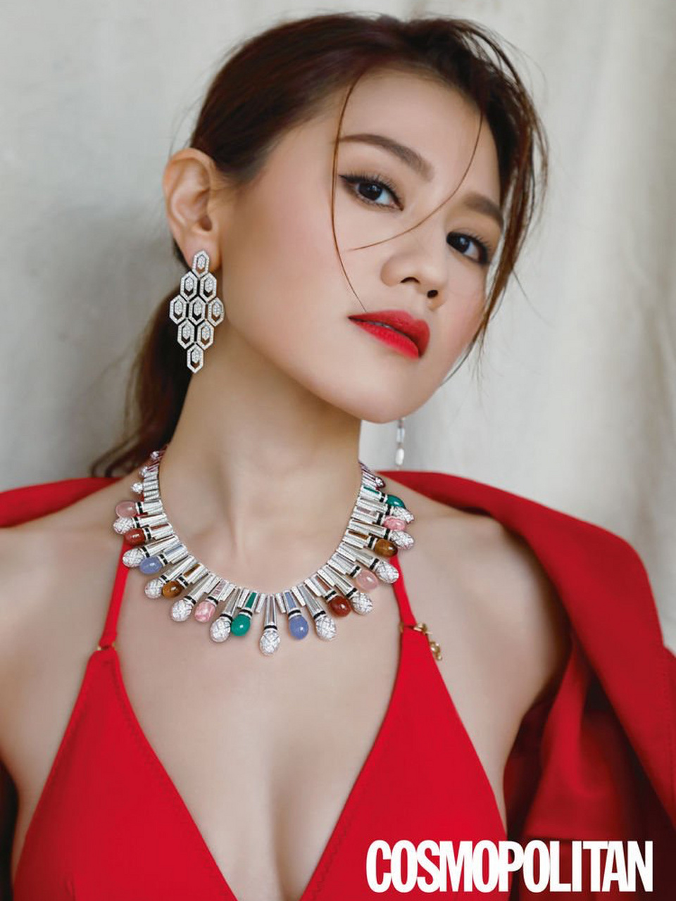 36岁周秀娜高调拍写真穿搭,造型大胆还很时髦