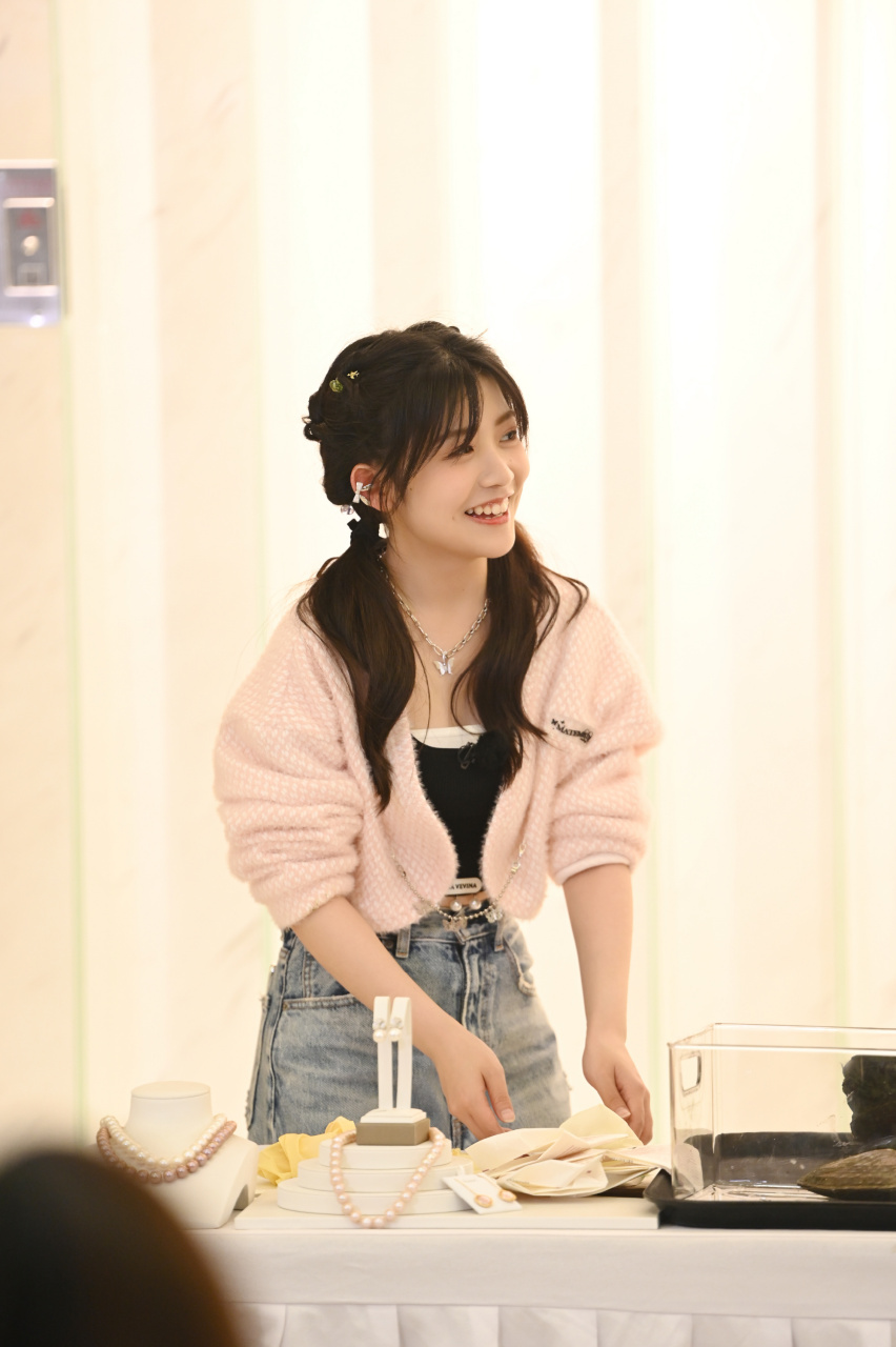 赖美云的穿搭中充满了少女的可爱与清新