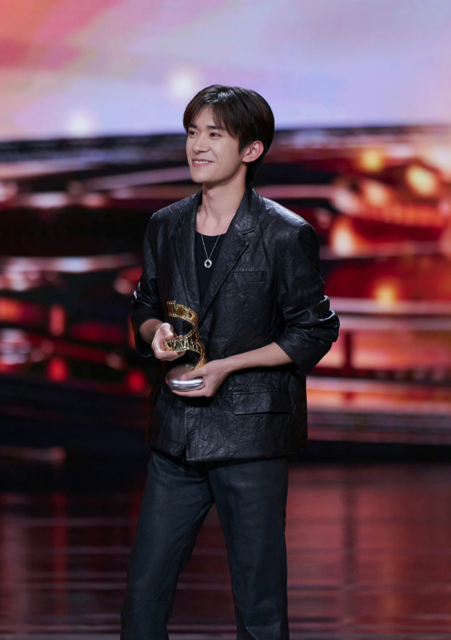 易烊千玺的皮衣起皱了