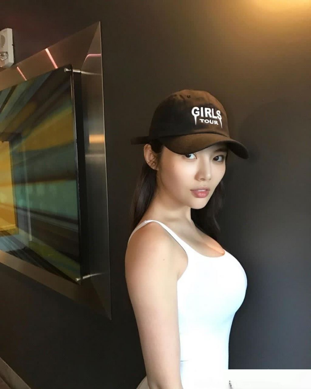 徐冬冬身穿性感紧身衣,白里透黑,十分诱人.