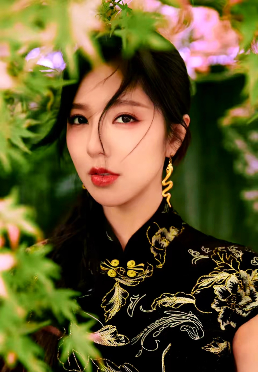 赵奕欢身着旗袍惊艳亮相!