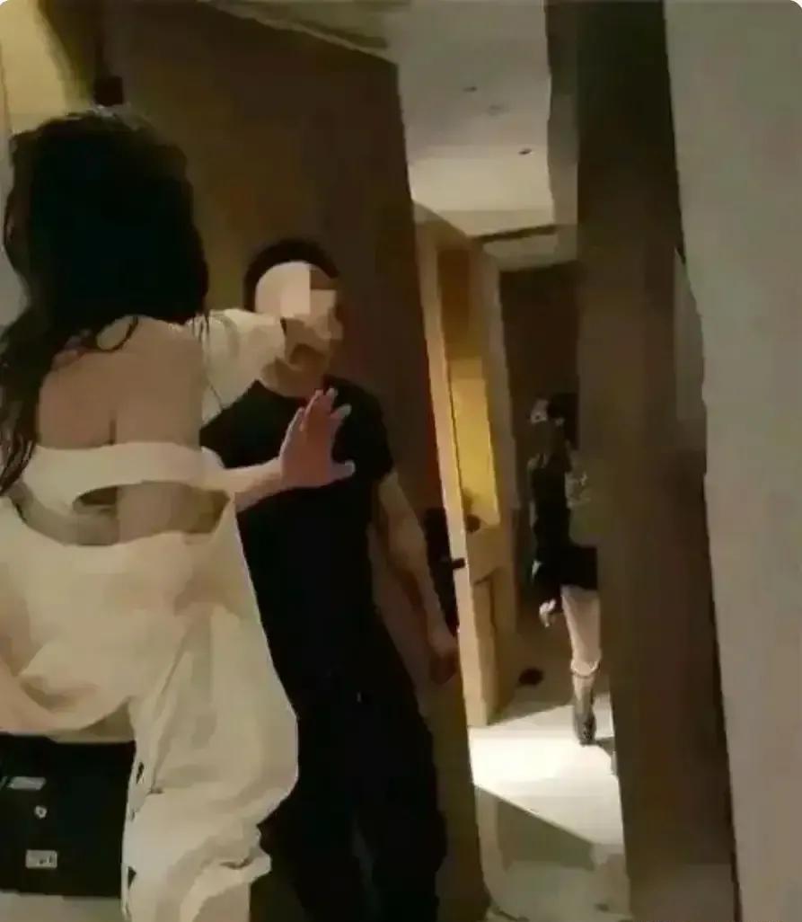 时,男子发现女子突然不能讲浙江,一50岁女子约22岁小伙酒店开房奔现