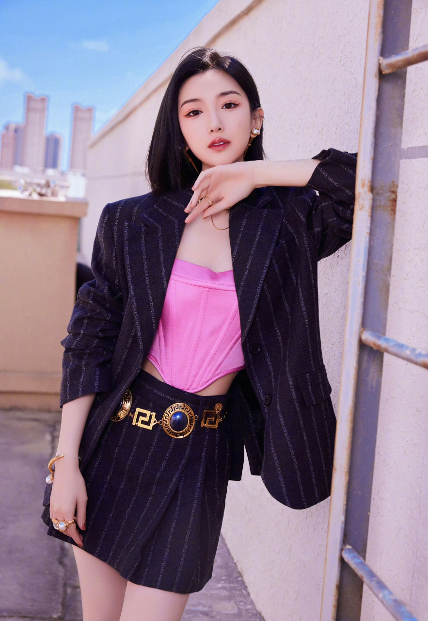 毛晓彤,红吊带搭配西服短裙,齐肩短发更性感!