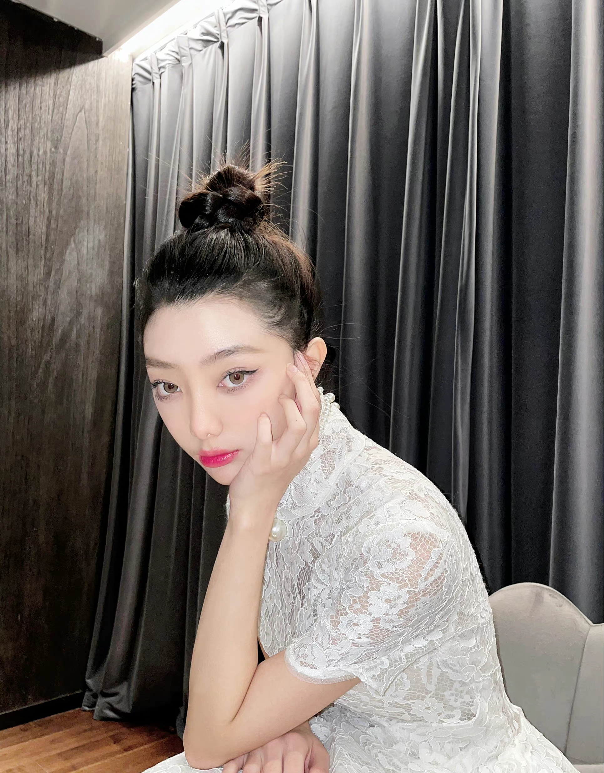 李紫婷的穿搭多了分优雅