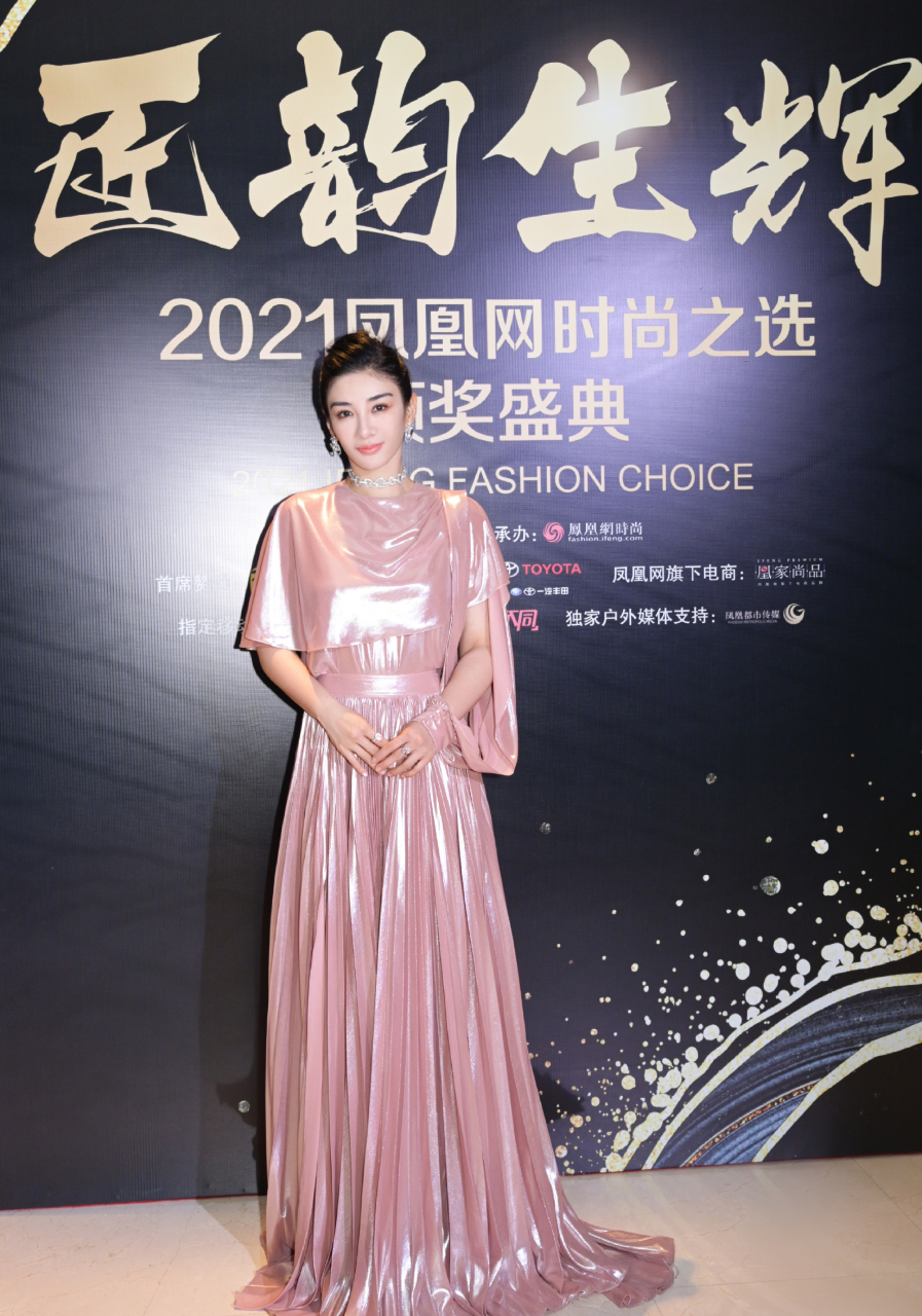 黄奕的裙装粉嫩更高贵.