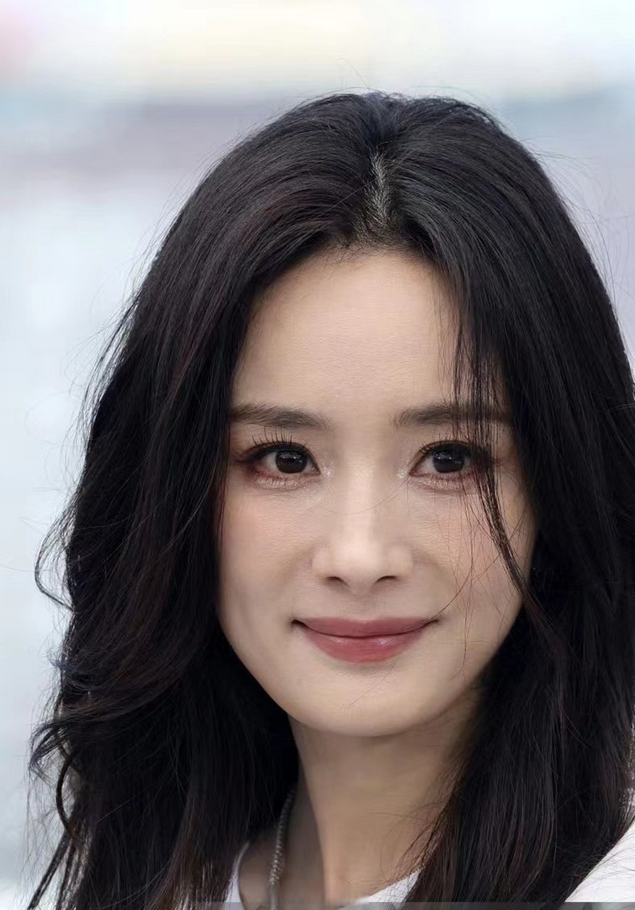 杨幂素颜生图和她的年纪完美匹配