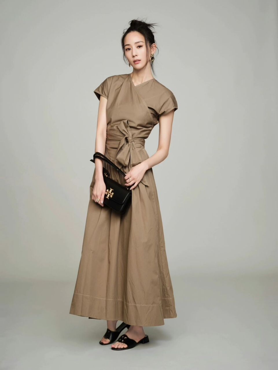 张钧甯拍穿搭写真