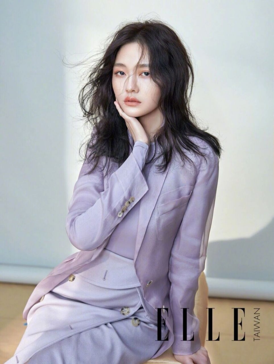 大s(徐熙媛)杂志造型,烫成卷发气质妩媚"好撩人心"