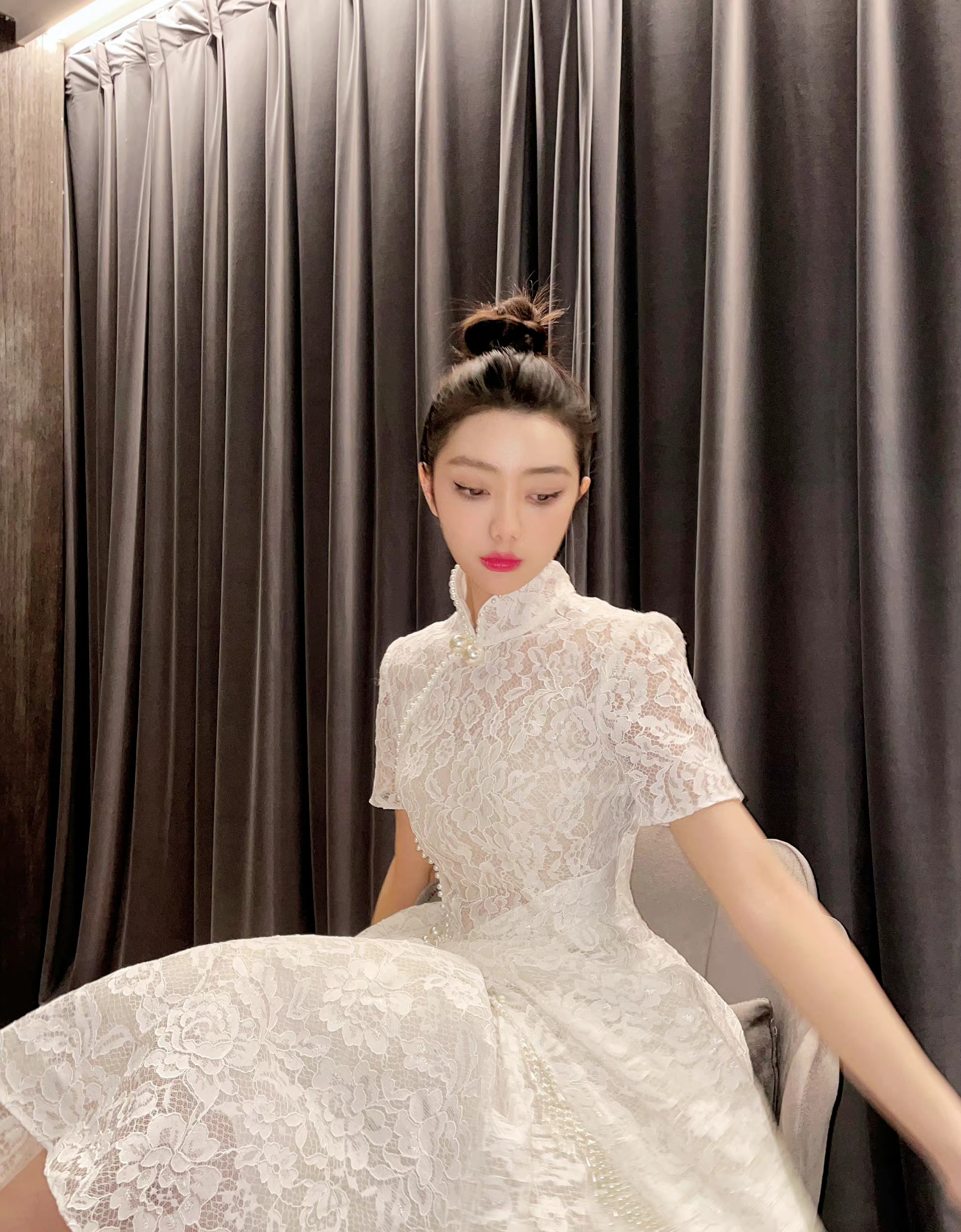 李紫婷的穿搭多了分优雅