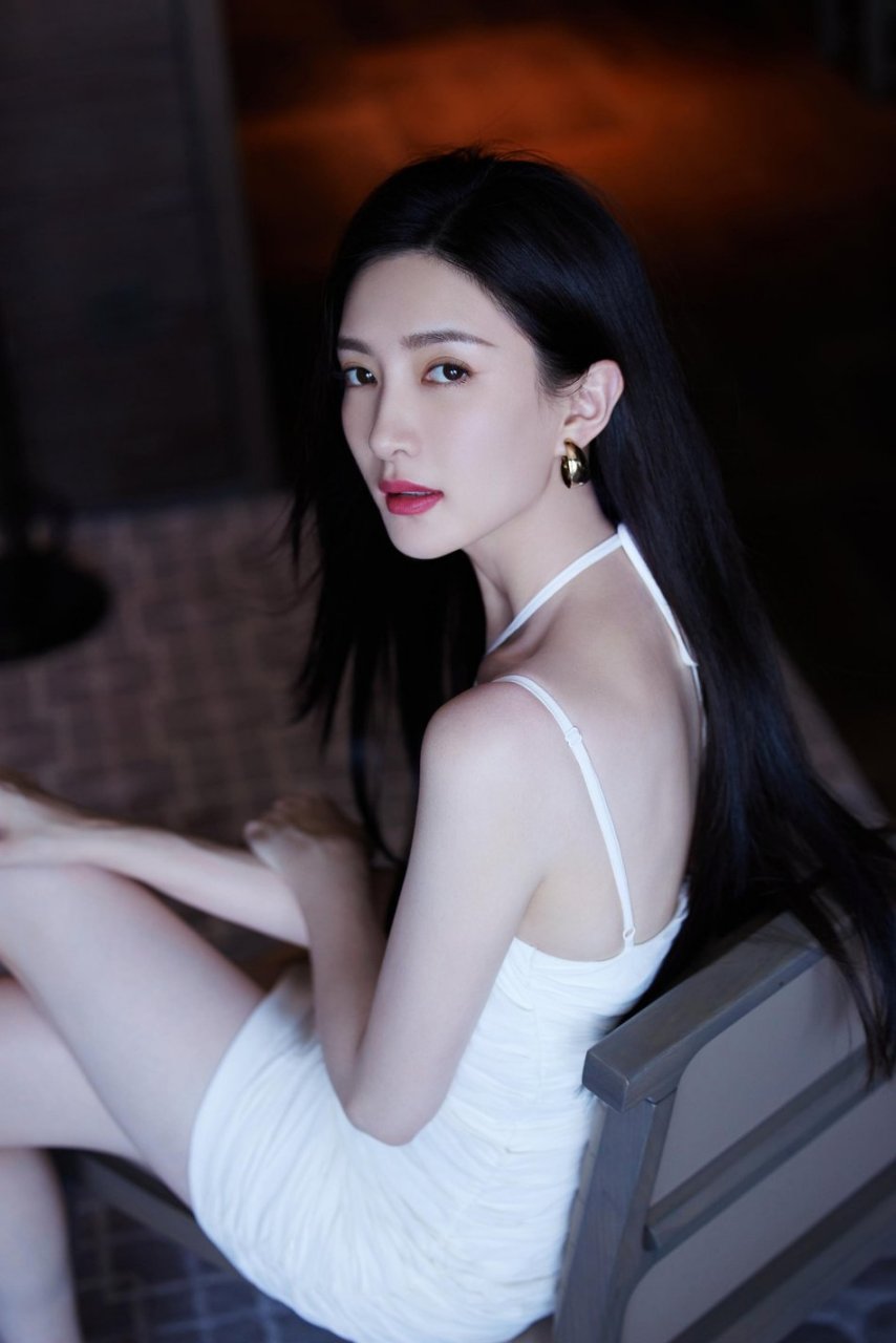 江疏影穿白色紧身吊带裙秀完美比例发丝飘逸动人心弦(7)