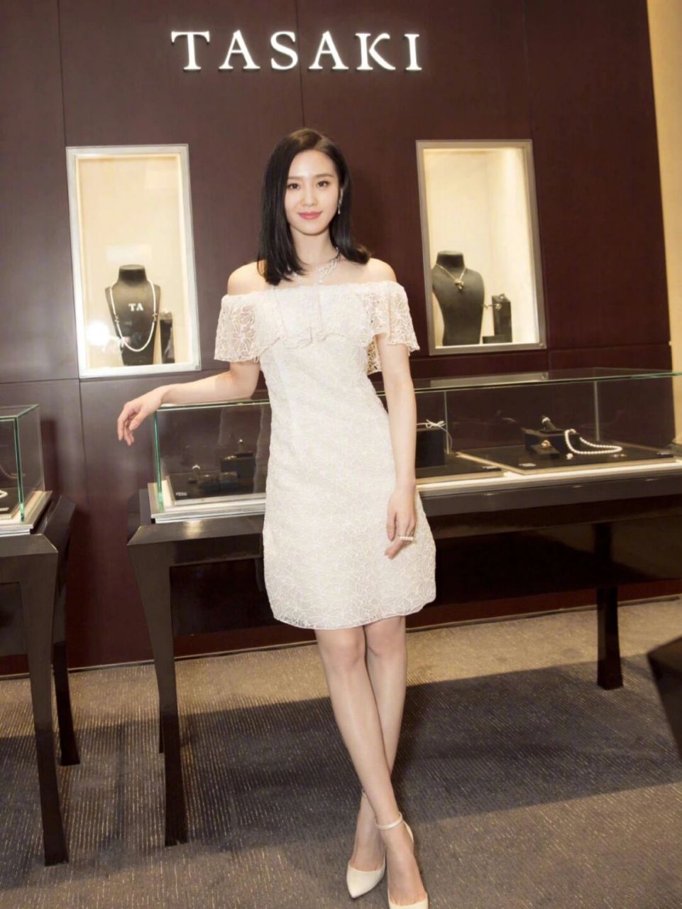 刘诗诗又晒白色连衣裙,元气满满超减龄