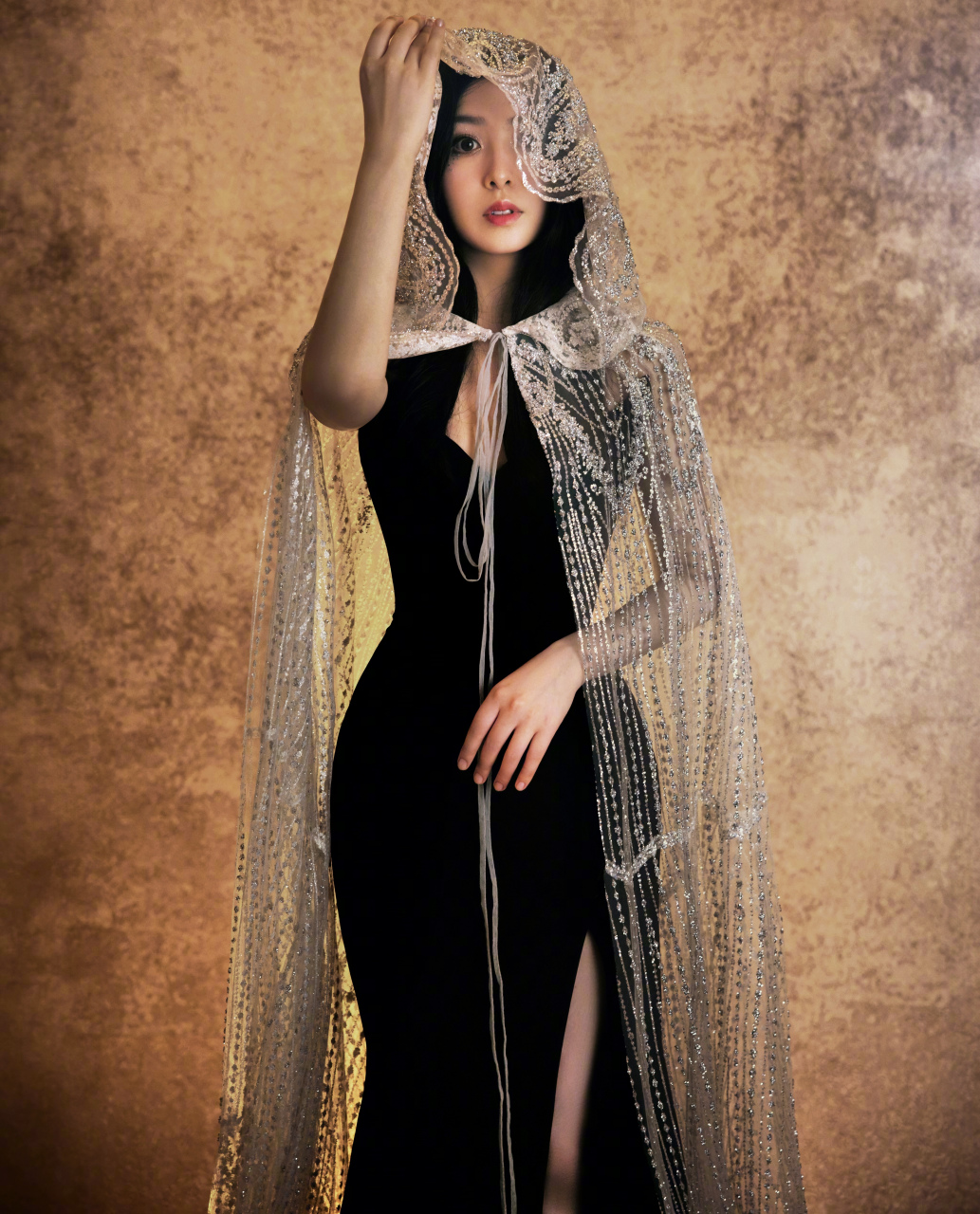 张含韵,黑色抹胸裙搭配大波浪卷发型,优雅时尚!