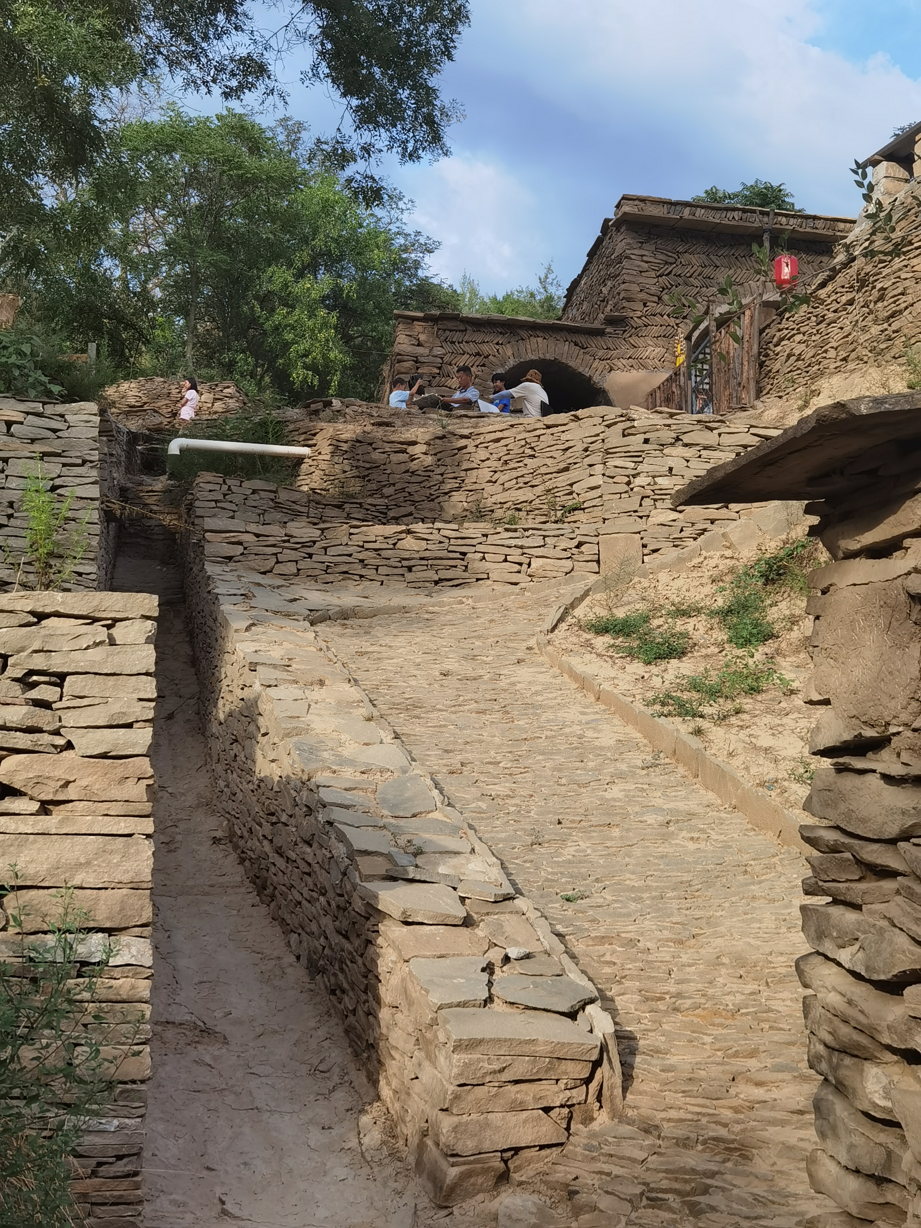 我找到了《平凡的世界》中的双水村,那就是绥德郭家沟村