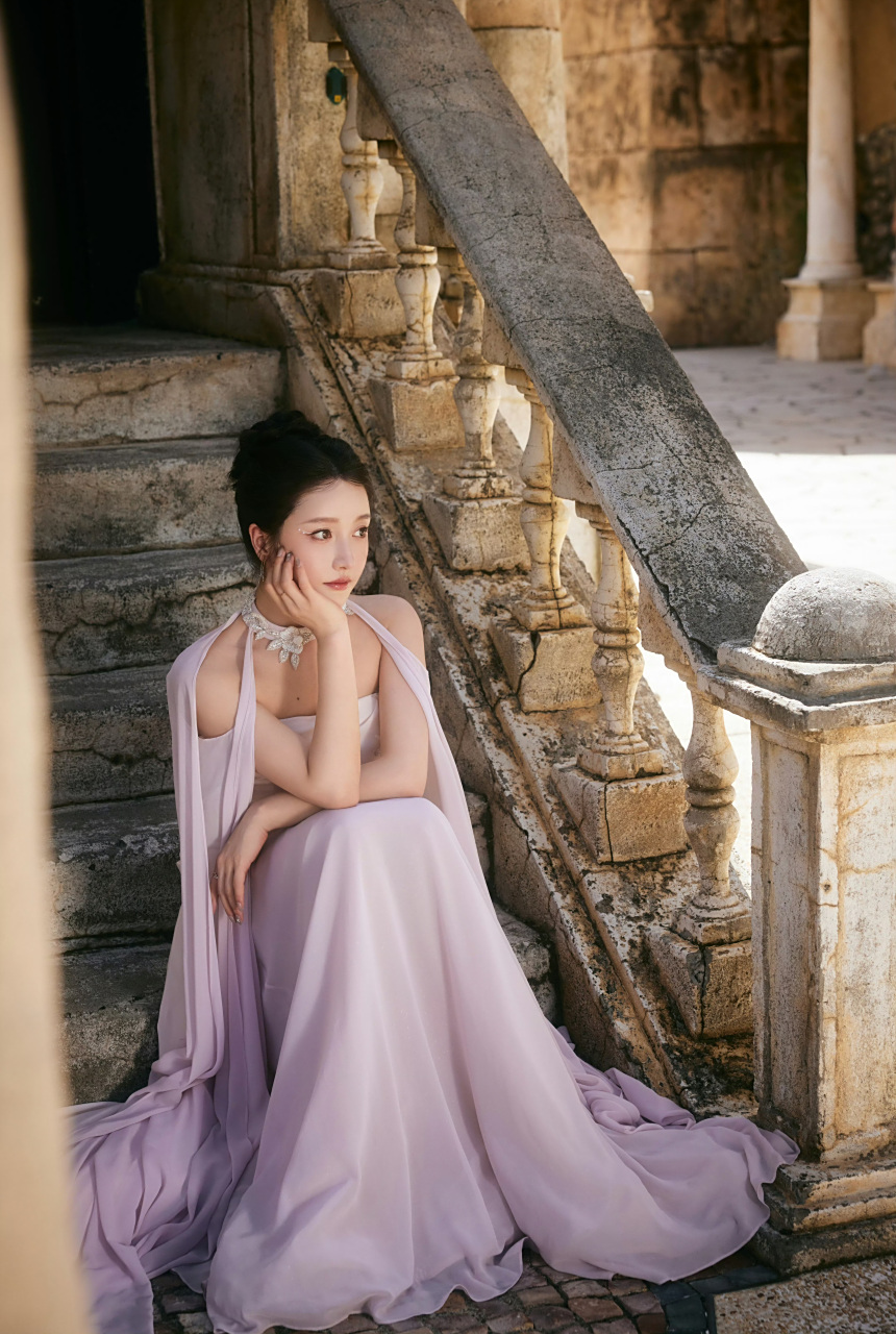姜贞羽,白色抹胸裙搭配淡紫色薄纱,清新浪漫!