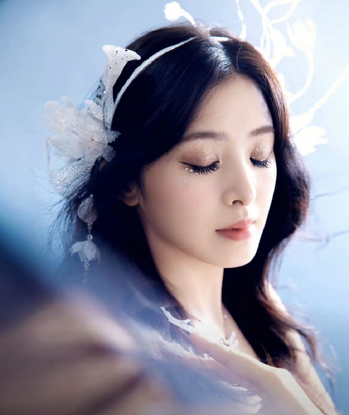 张含韵20周年演唱会,一身蕾丝抹胸裙穿搭,温婉甜美,又仙气十足!