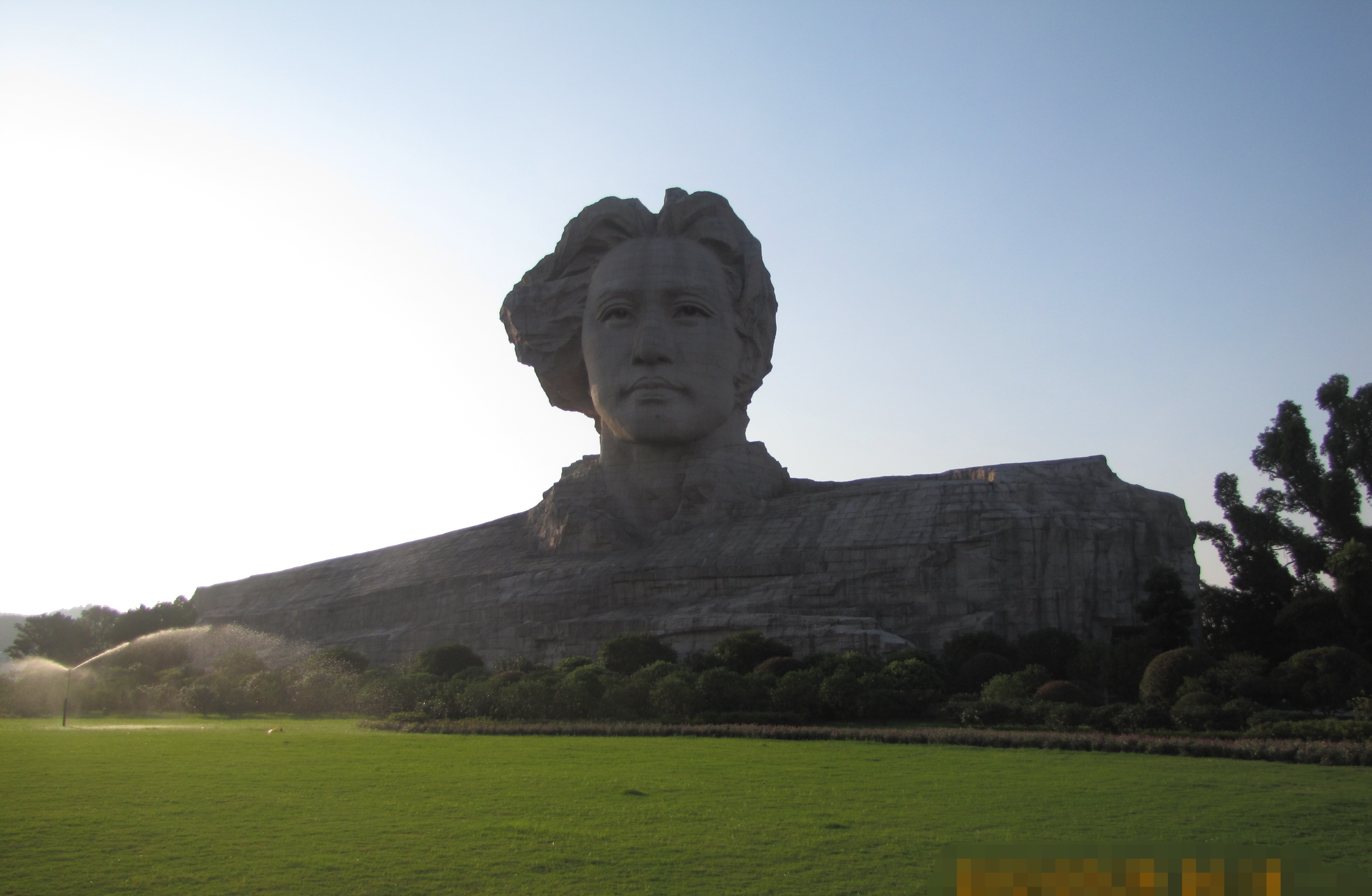 主要景点有问天台,艺术雕塑,百米喷泉,沙滩公园,橘子文化园等景点