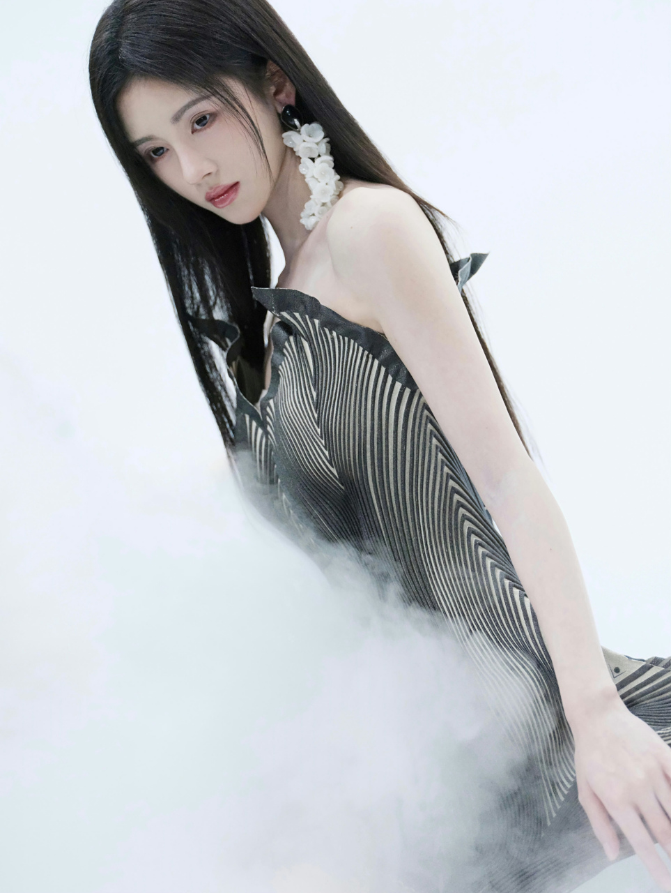 鞠婧祎,黑长直发型搭配粉色唇彩,美美美!