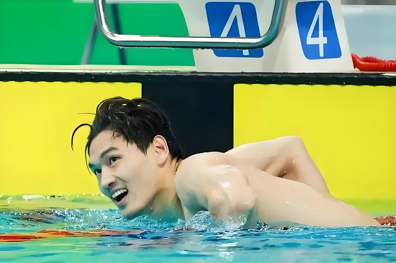 徐嘉余一直是我们男子游泳队仰泳项目里坚持游泳时间最长的老将只一