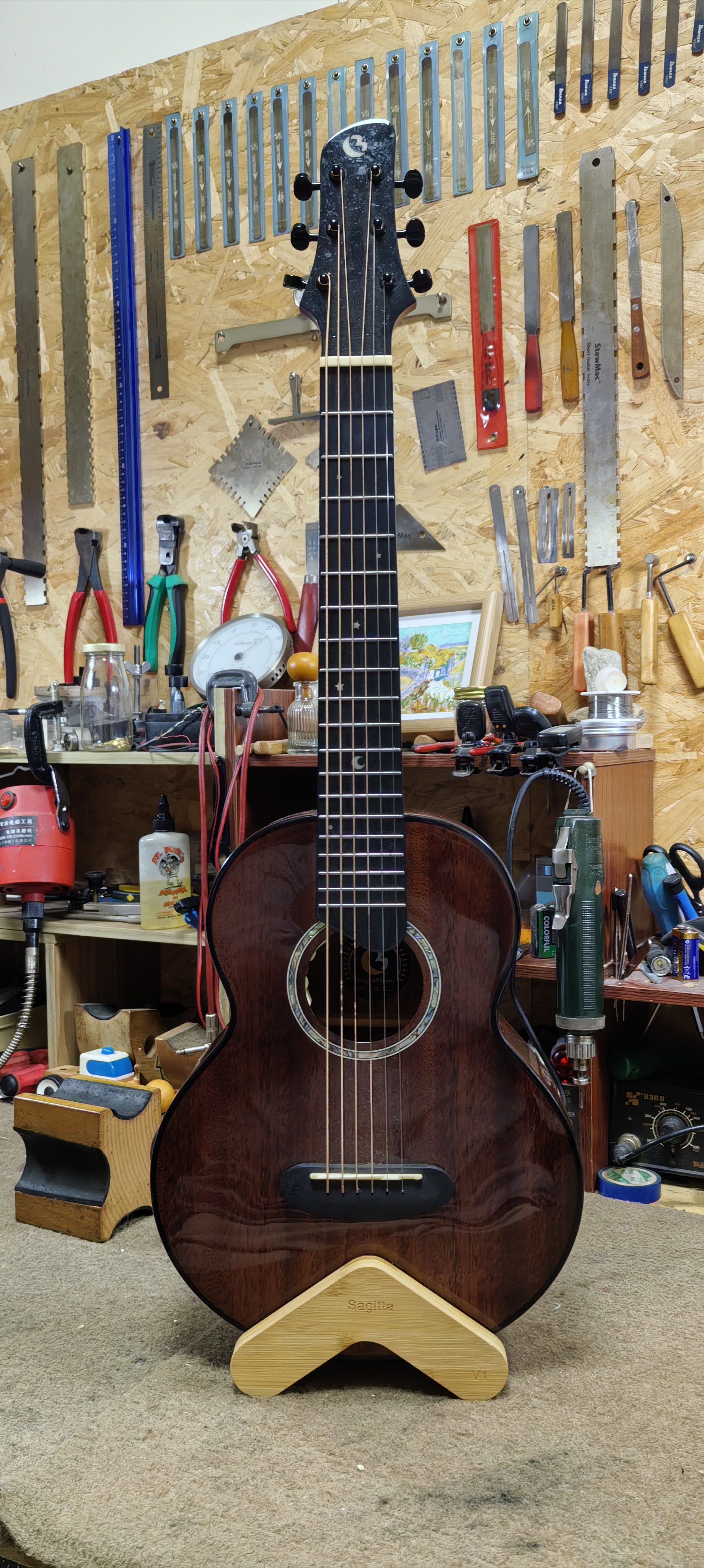 顾客送来维修的吉他上有个木夹子,我起初以为是防止面板鼓包的装置