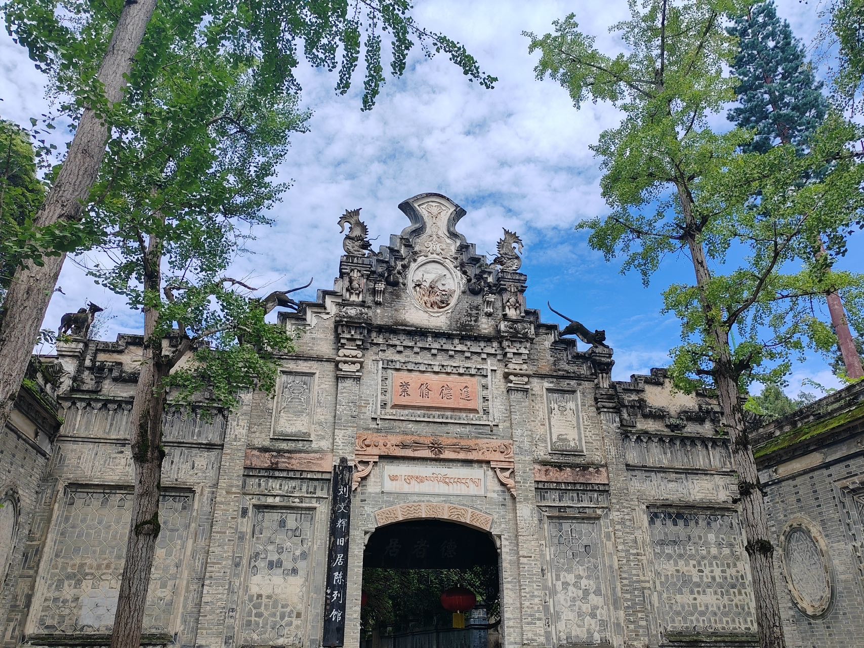 大邑县的安仁古镇,历史悠久,是一座千年古镇.