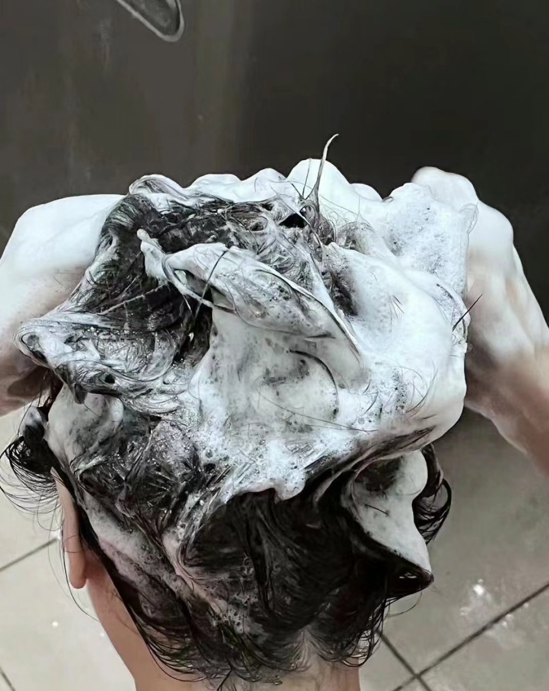 2选择合适的洗发水根据你的头发状况比如干枯或者油性挑选适合