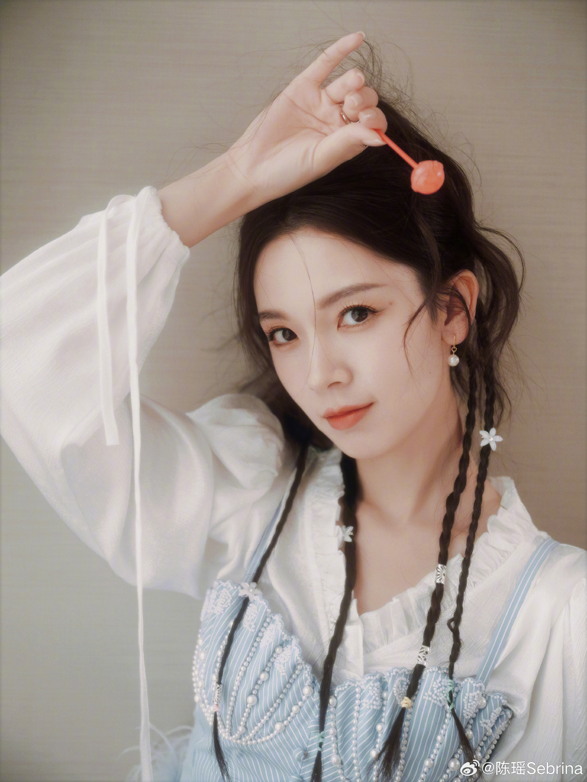 俏皮可爱的美女明星陈瑶来啦～