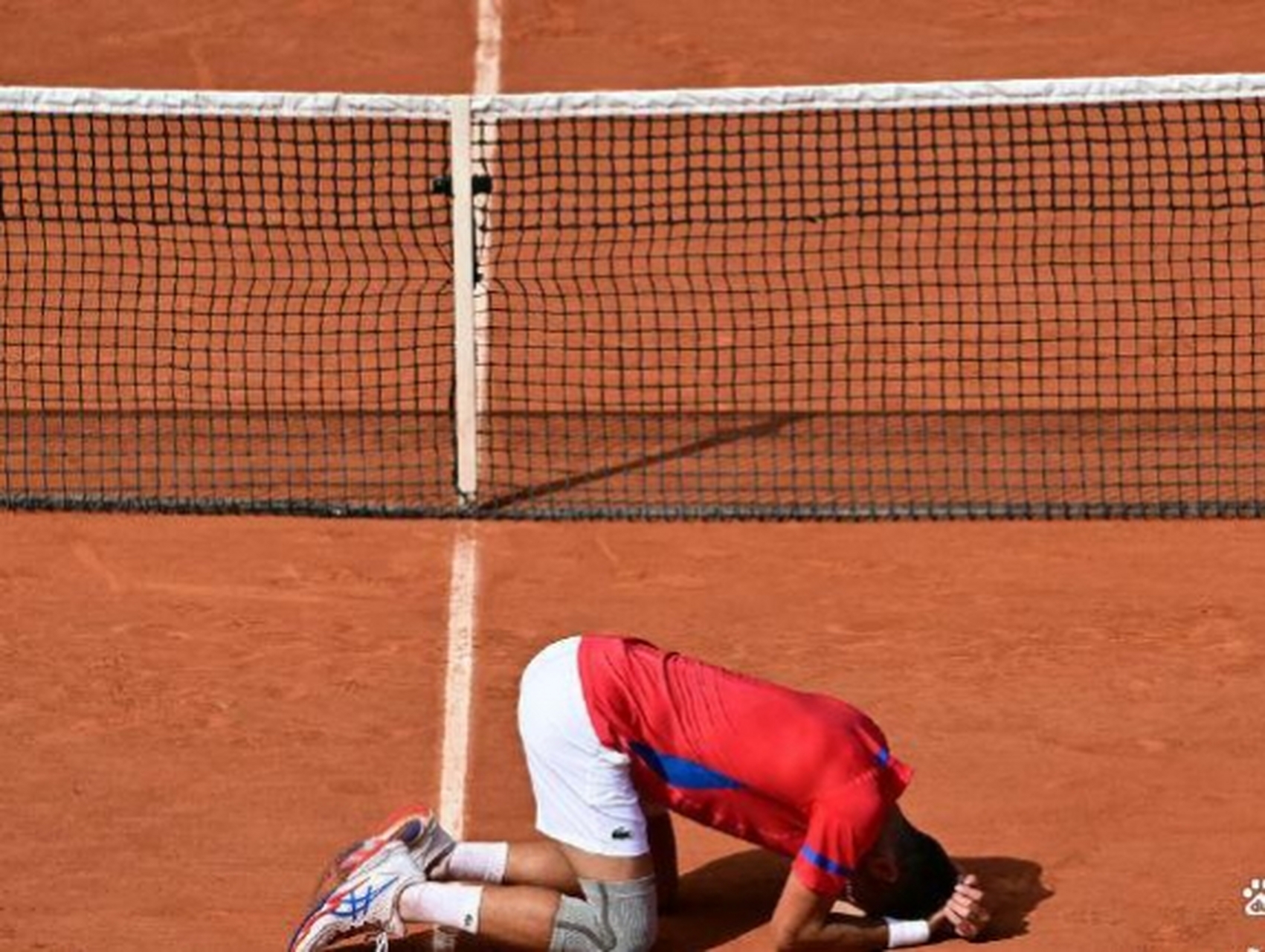 赛后,37岁的德约科维奇激动的跪地痛哭,手指颤抖,5战奥运终于圆梦!