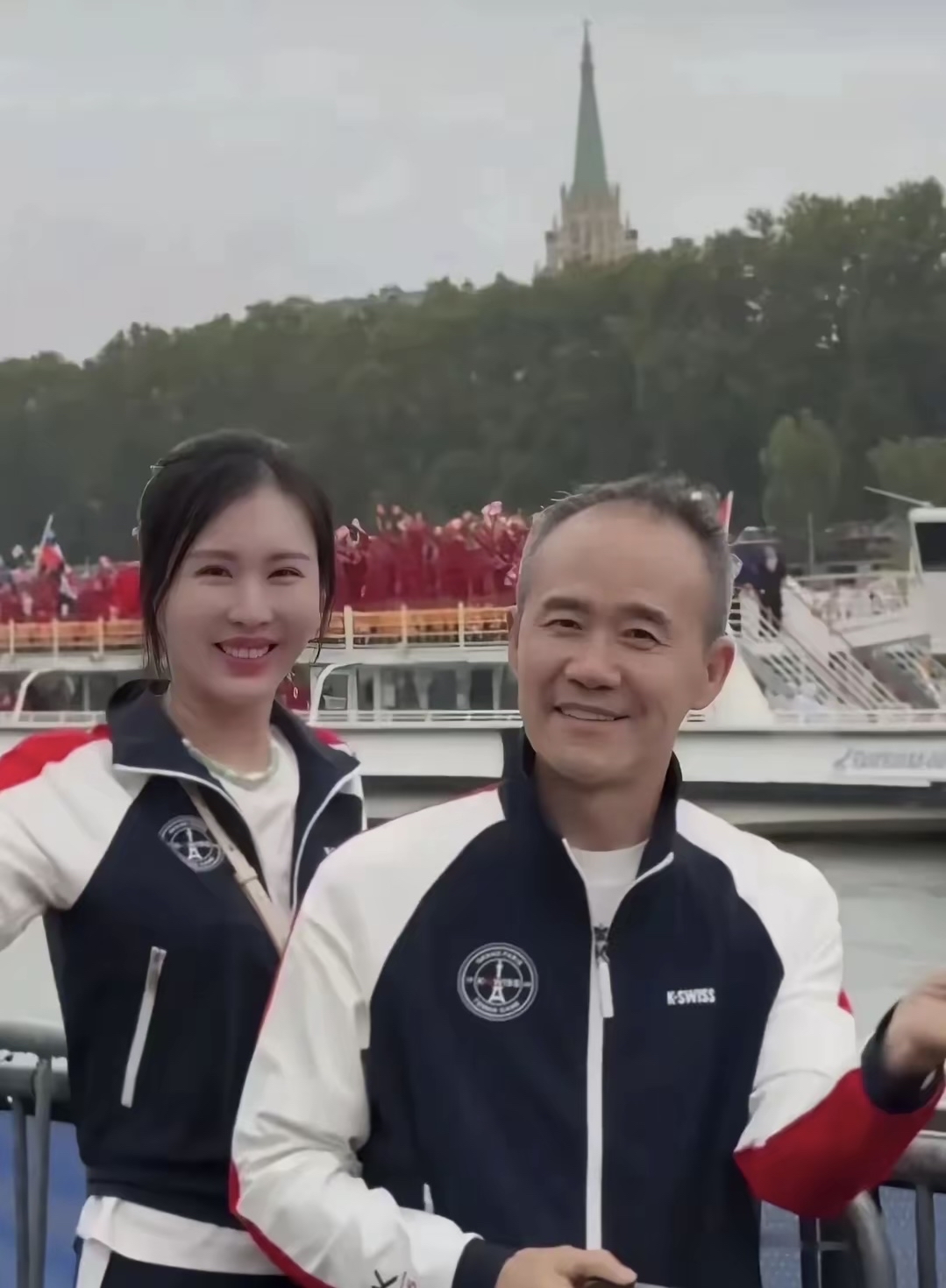 73 岁的王石携娇妻现身巴黎奥运,身着情侣装大秀恩爱,撒足狗粮