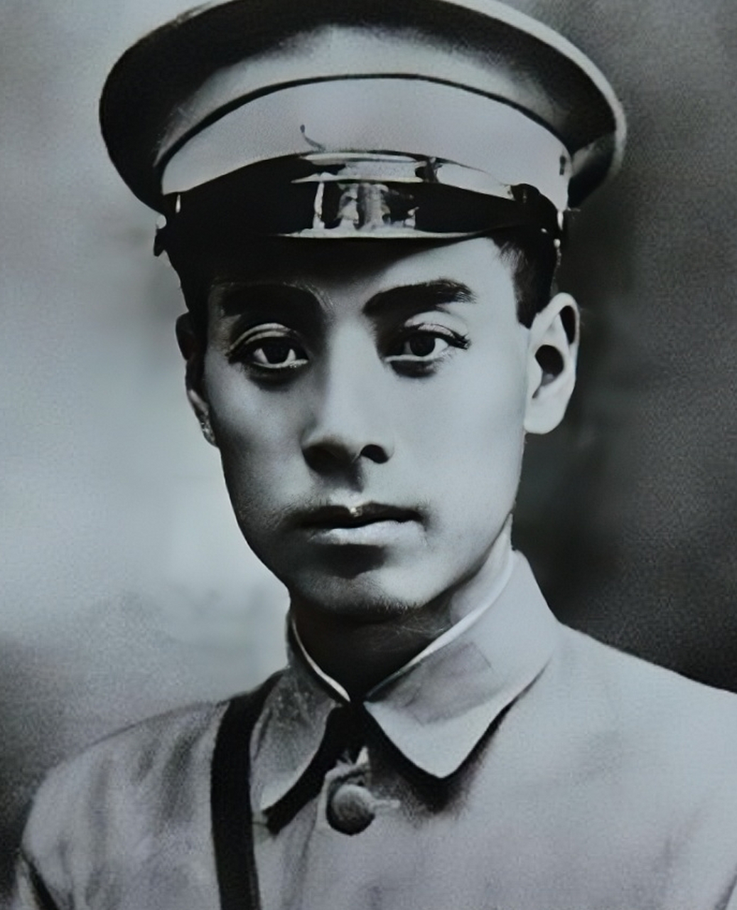 周总理之所以被誉为民国四大美男子之一,除了他俊朗的五官和温文尔雅