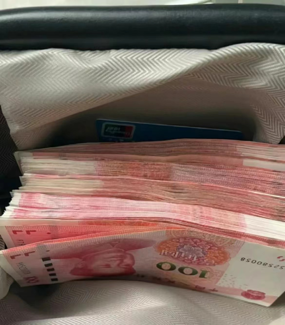去堂哥店里买钢材,一共 9000,为考验堂哥,微信付款时我故意多加了个零