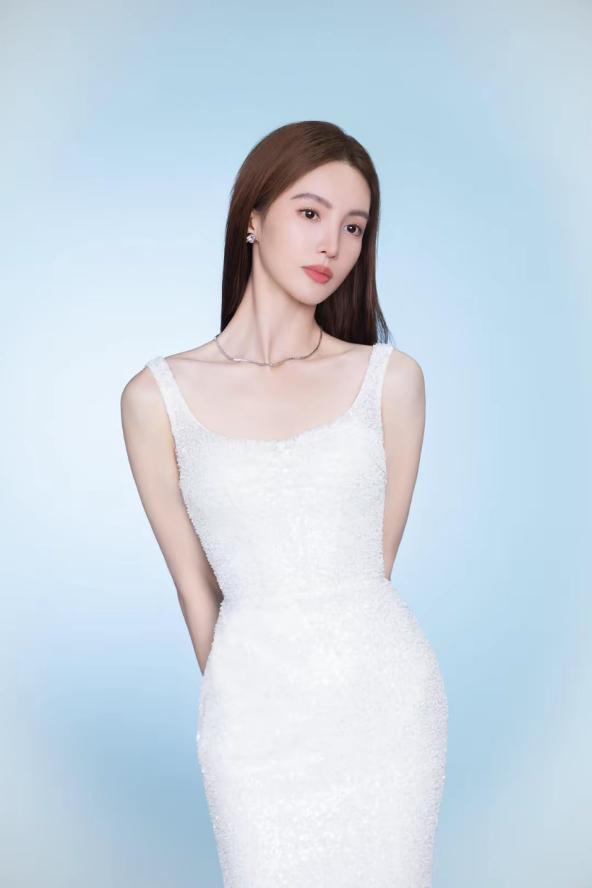 金晨身穿纯白露背长裙,勾勒出她高挑曼妙的身姿,这气质绝了  金晨长