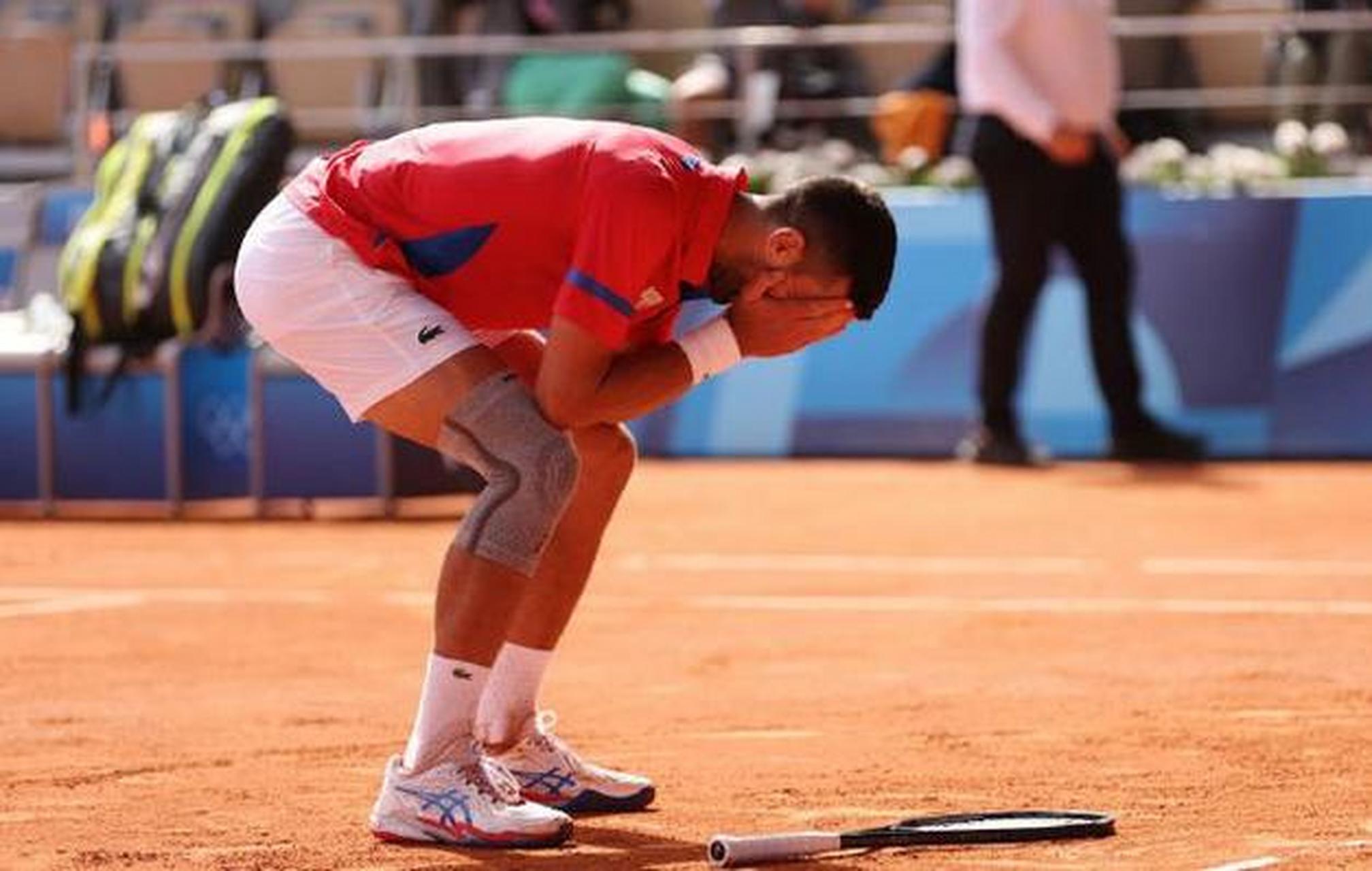 德约科维奇赛后跪地痛哭手指颤抖 巴黎奥运会网球男单决赛中,德约科