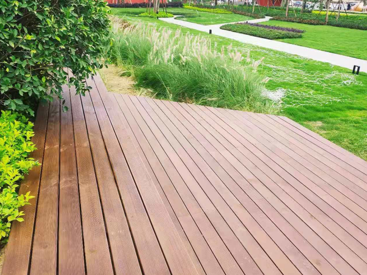 室外防腐木地板保养技巧:适应不同季节和天气