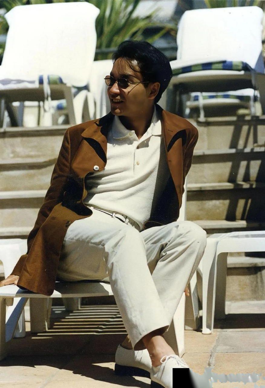 张国荣才是真正的西装控,再戴上精致的墨镜,真是帅气逼人,这气质独一