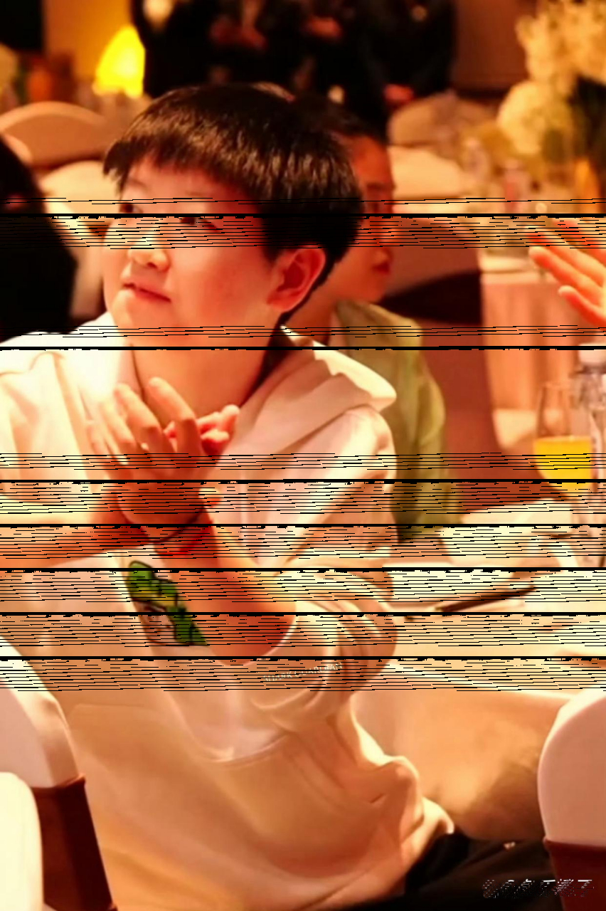 慵懒地坐在一旁的孙颖莎,全神贯注,不时鼓掌,表情萌萌哒,让人忍俊不禁