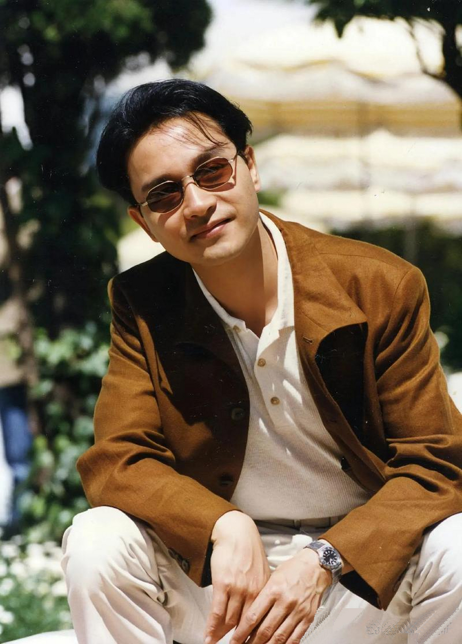 张国荣才是真正的西装控,再戴上精致的墨镜,真是帅气逼人,这气质独一