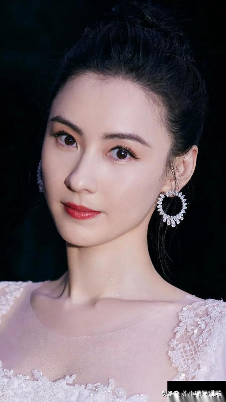 王菲的生活太幸福了.有人说是回来给谢霆锋过生日.